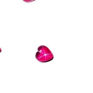 Cœur de rubis étoilé transparent 6x6 mm 1,1 carat, cabochon poli créé en laboratoire avec effet étoile à 6 branches pour la fabrication de bijoux - Product Image 1