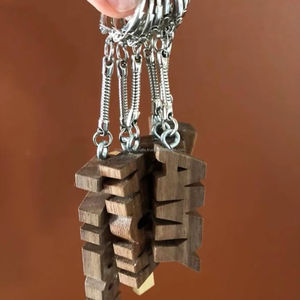 Porte-clés élégant en bois avec accents noisette, noix de pécan et pistache, fer durable et design unique en plastique PU - Product Image 1