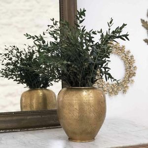 Florero de Metal Contemporáneo para Espacios Minimalistas y Presentación Elegante de Flores Frescas - Product Image 1
