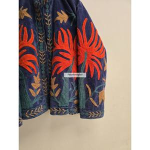 เสื้อแจ็คเก็ตกำมะหยี่ขายส่ง ปักลายต้นปาล์ม สไตล์โบฮีเมียนเก๋ไก๋ มีกระเป๋าข้างสองข้าง เสื้อแจ็คเก็ตลำลองสำหรับผู้หญิง เสื้อคลุมซูซานี - Product Image 3