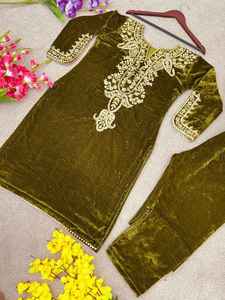 Conjunto de Top y Pantalón de Terciopelo para Mujer, Diseño de Fiesta, Bordado Intenso, Estilo Moderno Indio-Pakistaní, Marca BLOSSOM FABRIC - Product Image 3