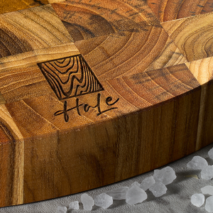 Tabla de cortar redonda de madera Ha Le con mango, diseño floral grabado Carina personalizado - Product Image 5