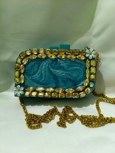 Clutch de Resina Azul Turquesa de Lujo con Decoración de Flor de Cristal y Cadena, Resistente al Agua - Clutch para Bodas y Eventos Nocturnos - Product Image 1
