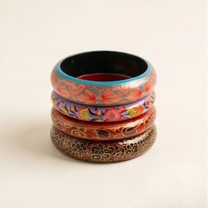 Brazaletes de madera con motivos florales y de enredaderas pintados a mano en paletas de colores coral, lavanda, carmesí y negro. - Product Image 1
