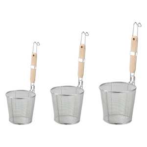 Colador de fideos de acero inoxidable de diseño clásico para estilos de cocina tradicionales y modernos en cocinas con mucho movimiento. - Product Image 5