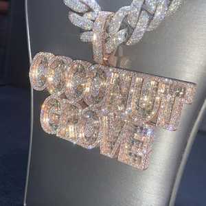 จี้รูปตัวอักษร Coconut Grove Moissanite เงินแท้ 925 ชุบโรเดียมและทอง 18K แบบ Claw Setting สไตล์ฮิปฮอป ประดับเพชร สำหรับผู้ชาย - Product Image 3