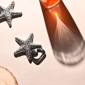 Ouvre-bouteille décoratif en forme d'étoile de mer |   Ouvre-bouteille en métal doré |   Cadeaux de style côtier en gros - Product Image 4
