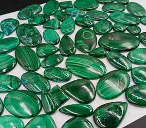 Lot en gros de cabochons en malachite naturelle |   Pierres précieuses vertes en vrac |   Fabrication de bijoux, coupe en forme de poire ovale |   Jeu de couleurs |   ARTS JEWELS - Product Image 1