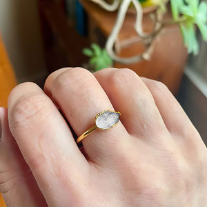 แหวนทองเหลืองประดับคริสตัลควอตซ์ดิบสำหรับผู้หญิง ดีไซน์หินหยาบสีทอง งานแฮนด์เมด สไตล์โบโฮ วินเทจ ของขวัญเครื่องประดับ - Product Image 2