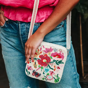 Sac bandoulière brodé à motifs pour femme, sac à main floral en perles de rocaille avec sangle à pompon, fleur en perles de rocaille blanches - Product Image 1