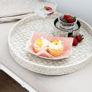 Superbe plateau rond en coquille de capiz gris à motif floral, ensemble de dessous-de-verre, cadeau idéal pour l'inauguration d'une maison, plateau de service, vente en gros - Product Image 2