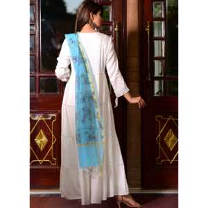 Robe Gotta blanche argentée en mousseline pastel avec dupatta, silhouette trapèze, taille naturelle, col rond, imprimé floral, respirante et tendance - Product Image 1