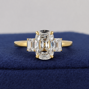 Bague de fiançailles à trois pierres en diamant de laboratoire certifié IGI, 3 carats, taille coussin et taille émeraude, provenant de mines anciennes, monture de luxe en or 14K - Product Image 1
