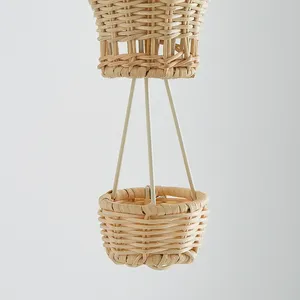 Lampe suspendue en rotin artisanal élégante et durable en forme de montgolfière pour chambre moderne - Product Image 4
