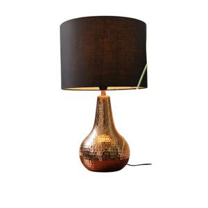 Lampe de table en métal de qualité supérieure, finition délavée à l'acide, base texturée martelée, design moderne pour chambre, salon ou bureau. - Product Image 3