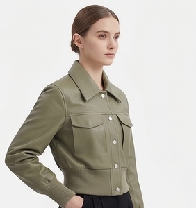 Blouson d'hiver court en peau de mouton véritable pour femme, coupe-vent, écologique, vert olive, style universitaire, personnalisable, vente en gros - Product Image 5