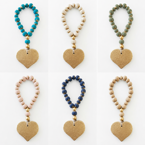 Guirlande de perles en bois faites à la main avec pompon en jute et croix, perles de prière style ferme-bohème pour décoration murale et plateau à étages - Product Image 2