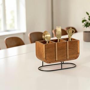 Juego de cubiertos de madera de tres columnas con base de metal, ideal para exhibir en la cocina, mesas de restaurante, cafeterías y mesas de comedor. - Product Image 6