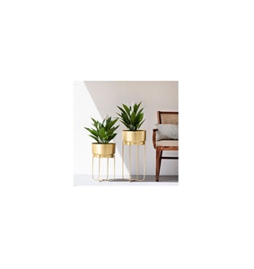 Vase à fleurs en métal orné, conçu pour compléter les thèmes de décoration traditionnels avec des détails de surface complexes - Product Image 3