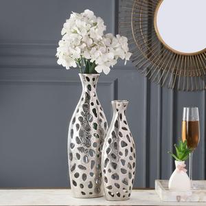 Vase en métal raffiné en forme de vase pour les maisons urbaines, apportant une présence décorative distinctive avec un design portable, adapté aux célébrations - Product Image 2