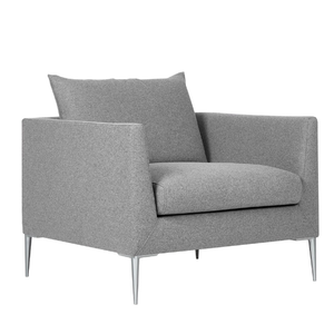 Le fauteuil COR Pilotis présente un design élégant avec un siège profond, rehaussé par des pieds métalliques fins d'une esthétique moderne. - Product Image 1