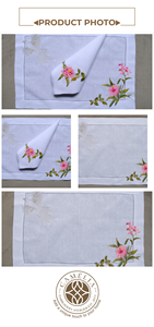 Broderie délicate de fleurs sauvages sur un set de table en lin doux, apportant un charme de jardin frais et une élégance délicate à la table quotidienne. - Product Image 3