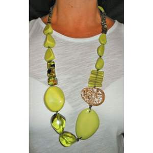 Collier ethnique traditionnel en résine et bois, accessoire de mode en cristal pour tenues - Product Image 3