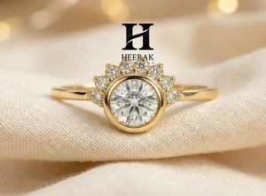 Anillo de compromiso de lujo con diamante cultivado en laboratorio de corte redondo, engaste de bisel, oro amarillo de 14K, diseño de rayos de sol y media corona, venta al por mayor - Product Image 3