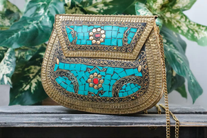 Pochette de soirée artisanale en laiton blanc et doré de qualité supérieure avec motifs floraux circulaires pour mariages et fêtes - Product Image 5