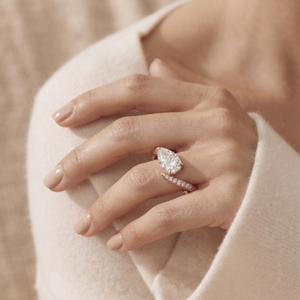 Anillo de compromiso de lujo personalizado en oro rosa con diamante talla pera y diamantes asimétricos, joyería fina OEM ODM - Product Image 5