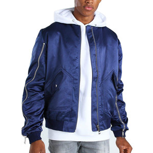 แจ็คเก็ตวาร์ซิตี้สไตล์เรโทรคลาสสิก ผลิตจากผ้าซาติน MOQ ต่ำ ผู้ผลิตเสื้อผ้าสตรีทแวร์แบบตัดเย็บ รับปักโลโก้ตามสั่ง แจ็คเก็ตบอมเบอร์ - Product Image 1