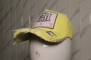 Gorra Trucker de Malla Amarilla con Logotipo MD Bordado y Parche Número 3, Estilo Urbano, Ajustable, Unisex - Product Image 3