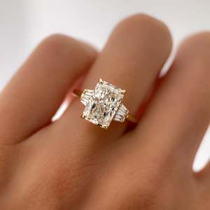 Bague de luxe à trois pierres taille émeraude certifiée IGI GIA en argent 925 avec moissanite et diamants de 2 ct et 5 ct - Product Image 1