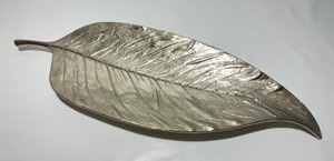 Plateau décoratif de luxe en aluminium moulé argenté en forme de feuille, plat de présentation texturé pour centre de table, accent de table pour salon et hôtel, vente en gros - Product Image 6
