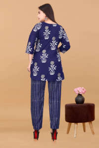 ชุดเซ็ตเสื้อผ้าผู้หญิงคุณภาพสูง สีน้ำเงินพิมพ์ลาย คอร์ดเซ็ตผ้าโพลีเรยอนแบบยั่งยืน คอกลม ชุดลำลองสองชิ้นสำหรับผู้หญิง - Product Image 4