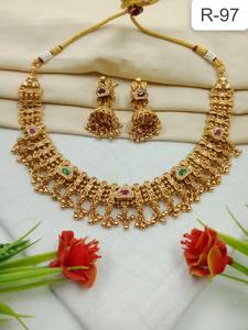 Conjunto de collar Kundan chapado en oro con piedras rojas, verdes y blancas, conjunto de joyería geométrica tradicional india para novias, para bodas - Product Image 3