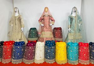 Ensemble Lehenga de mariée complet et lourd avec haut long, travail en pierre de Jarkan, 15 couleurs et 4 modèles de mariage d'hiver. - Product Image 2