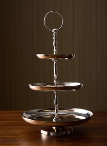 Support à gâteau en métal trois pièces avec poignée en bois, plateau de service rond fait main pour la présentation de desserts - Product Image 3
