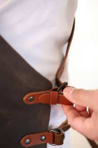 Tablier de barbecue professionnel en cuir pleine fleur, anti-odeurs et résistant, idéal pour les événements culinaires en extérieur - Product Image 3