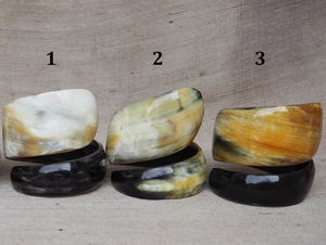 Brazalete de cuerno de búfalo natural con diseño de serpiente en espiral de Perfect Enterprises - Product Image 2