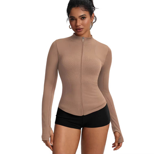 ชุดออกกำลังกายผู้หญิง เสื้อโยคะสีพื้นไร้ตะเข็บ แขนยาว เสื้อครอปออกกำลังกาย แห้งเร็ว ระบายอากาศ ชุดโยคะ - Product Image 1