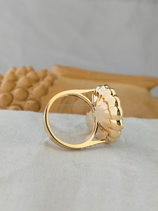 Anillo de compromiso de lujo en oro amarillo con diamante de corte pera cultivado en laboratorio y piedras laterales, elegante y brillante, regalo de joyería fina para ella. - Product Image 2