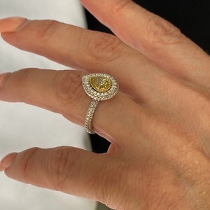 Bague de fiançailles en or blanc 14 carats avec diamant de laboratoire jaune fantaisie taille poire, double halo, clarté VVS+, certifiée IGI, pour la vente en gros - Product Image 5