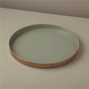 Bandeja Redonda de Metal Verde Salvia de Lujo, Bandeja Decorativa Esmaltada para Servir Café, Bandeja de Metal con Borde Dorado para Hotel y Hogar - Product Image 1