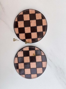 Sous-verres en cuir de haute qualité, faits à la main, motif damier, style vintage, pour la décoration de table - Product Image 1