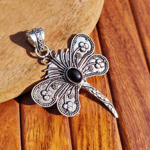 Pendentif Papillon en Laiton Naturel pour la Guérison par le Reiki, l'Équilibrage des Chakras et les Cadeaux – Disponible en Gros à Prix Avantageux - Product Image 1