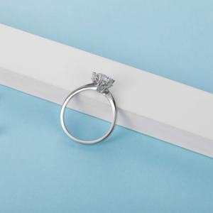 แหวนหมั้นทรงดอกไม้ประดับเพชรคิวบิกเซอร์โคเนีย ทองคำแท้ 14K ดีไซน์คลาสสิกแบบหนีบเพชร AMBER JEWELS T-1576 รับรองโดย IGI - Product Image 2
