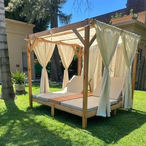 Cama de Día de Teca Estilo Resort Tropical y Cama de Día con Toldo de Teca Hecho a Mano con Cojines Ajustables para Uso Junto a la Piscina - Product Image 1