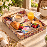 Plateau de service en bois naturel émaillé |   Plateau de table décoratif multicolore à motif abstrait avec poignées découpées pour la cuisine
