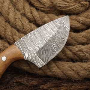 Couteau de chasse artisanal en acier Damas, personnalisé, avec manche en bois d'olivier et étui en cuir - Product Image 4